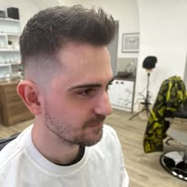 Pánský fade s vytvarovanou ofinou, pohled z profilu